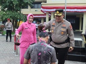 Tradisi Siraman Kembang Warnai Kenaikan Pangkat 80 Polisi Nganjuk