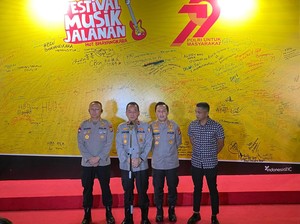 Polri Gandeng Puluhan Musisi Jalanan Hibur Masyarakat di HUT Bhayangkara
