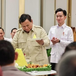 Prabowo Syukuran Hingga Potong Tumpeng di Kantor Baru Danantara