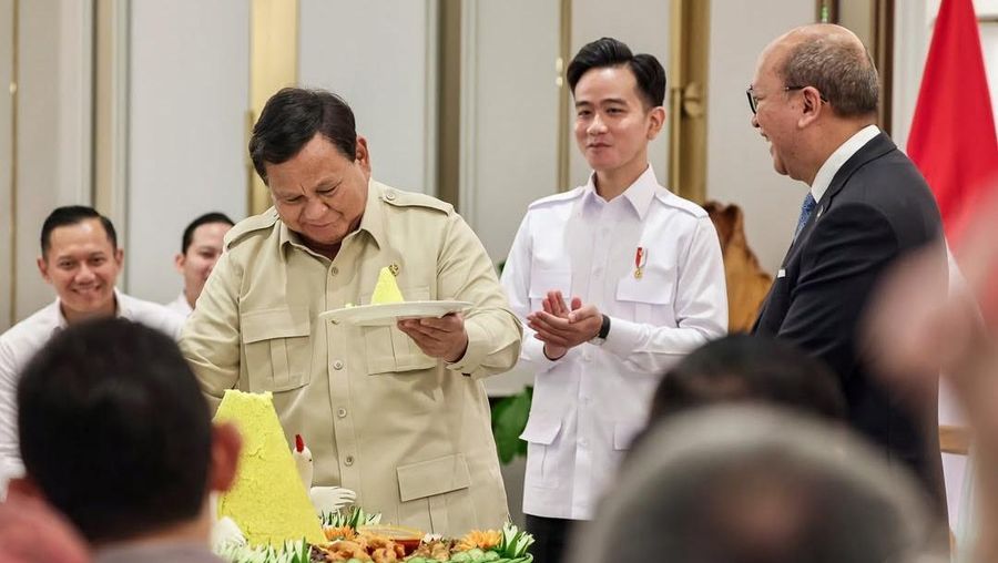 Presiden RI Prabowo Subianto potong tumpeng di Kantor Badan Pengelola Investasi (BPI) Danantara, Jakarta, Senin (30/6/2025).(Tangkapan layar Instagram @prabowo)