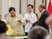 Prabowo Syukuran Hingga Potong Tumpeng di Kantor Baru Danantara