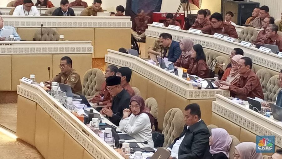 Rapat Kerja dan Rapat Dengar Pendapat Komisi II dengan Menteri PAN&RB, Dirjen Otonomi Daerah Kemendagri, Kepala BKN, Kanreg BKN Se-Indonesi dan  Kepala Daerah Se-Indonesia, di Gedung DPR, Jakarta, Senin (30/6/2025). (CNBC Indonesia/Robertus Andrianto)
