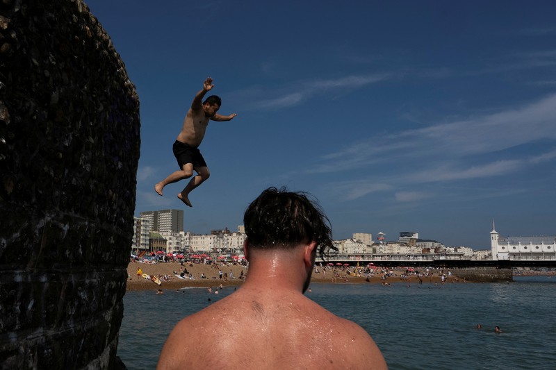 Turis melindungi diri dari terik matahari dengan payung selama gelombang panas musim panas pertama di Seville, Spanyol selatan, 29 Juni 2025. (REUTERS/Marcelo del Pozo) Turis melindungi diri dari terik matahari dengan payung selama gelombang panas musim panas pertama di Seville, Spanyol selatan, 29 Juni 2025. (REUTERS/Marcelo del Pozo)