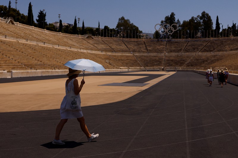 Turis melindungi diri dari terik matahari dengan payung selama gelombang panas musim panas pertama di Seville, Spanyol selatan, 29 Juni 2025. (REUTERS/Marcelo del Pozo) Turis melindungi diri dari terik matahari dengan payung selama gelombang panas musim panas pertama di Seville, Spanyol selatan, 29 Juni 2025. (REUTERS/Marcelo del Pozo)