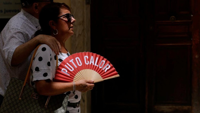Turis melindungi diri dari terik matahari dengan payung selama gelombang panas musim panas pertama di Seville, Spanyol selatan, 29 Juni 2025. (REUTERS/Marcelo del Pozo)
