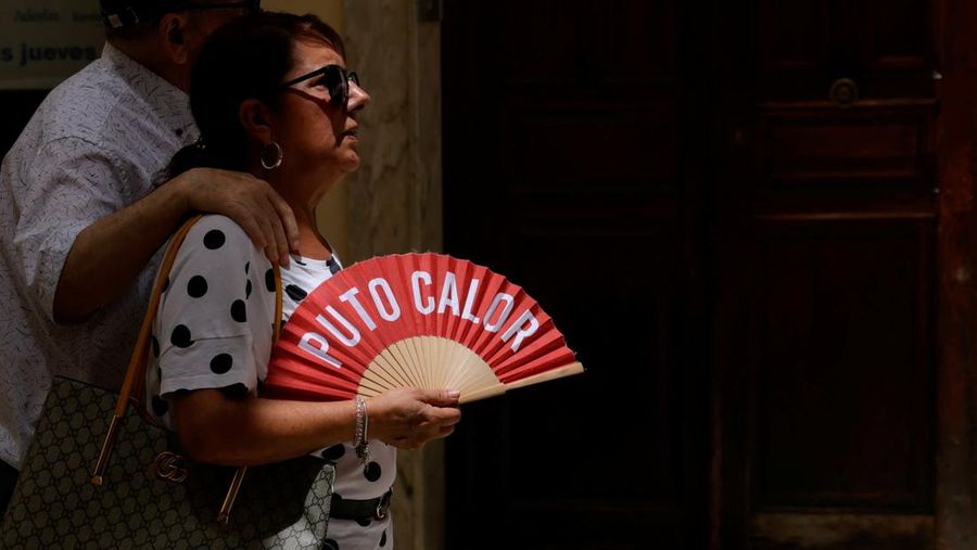 Turis melindungi diri dari terik matahari dengan payung selama gelombang panas musim panas pertama di Seville, Spanyol selatan, 29 Juni 2025. (REUTERS/Marcelo del Pozo) Turis melindungi diri dari terik matahari dengan payung selama gelombang panas musim panas pertama di Seville, Spanyol selatan, 29 Juni 2025. (REUTERS/Marcelo del Pozo)