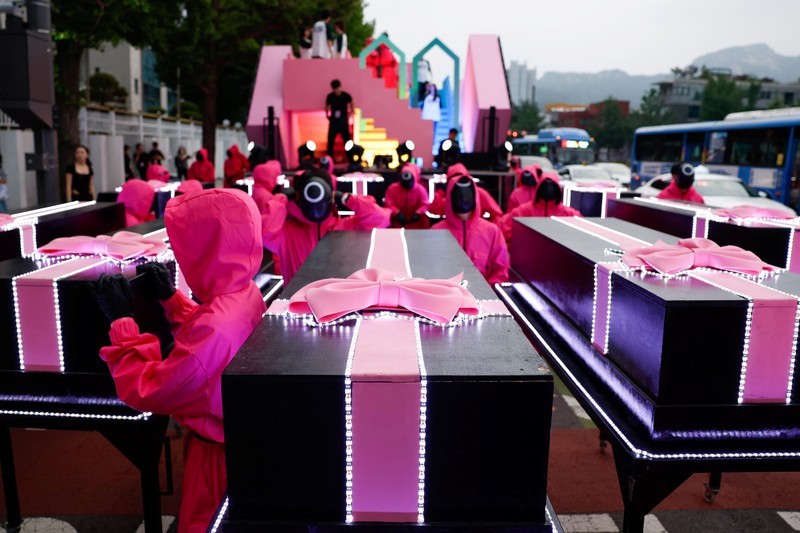 Tokoh-tokoh serial Netflix Squid Game memenuhi jalanan Seoul, Korea Selatan, Sabtu (28/6/2025). (REUTERS/Kim Soo-hyeon) Tokoh-tokoh serial Netflix Squid Game memenuhi jalanan Seoul, Korea Selatan, Sabtu (28/6/2025). (REUTERS/Kim Soo-hyeon)