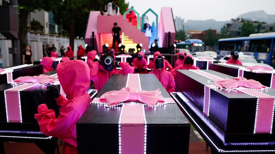 Tokoh-tokoh serial Netflix Squid Game memenuhi jalanan Seoul, Korea Selatan, Sabtu (28/6/2025). (REUTERS/Kim Soo-hyeon)