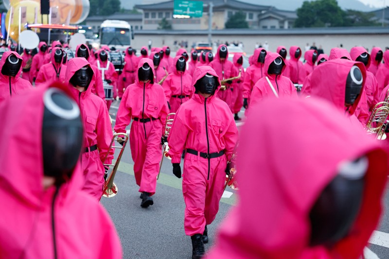 Tokoh-tokoh serial Netflix Squid Game memenuhi jalanan Seoul, Korea Selatan, Sabtu (28/6/2025). (REUTERS/Kim Soo-hyeon) Tokoh-tokoh serial Netflix Squid Game memenuhi jalanan Seoul, Korea Selatan, Sabtu (28/6/2025). (REUTERS/Kim Soo-hyeon)