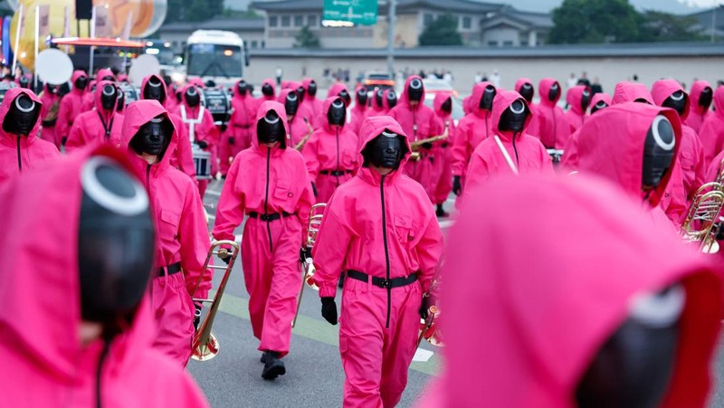 Tokoh-tokoh serial Netflix Squid Game memenuhi jalanan Seoul, Korea Selatan, Sabtu (28/6/2025). (REUTERS/Kim Soo-hyeon)