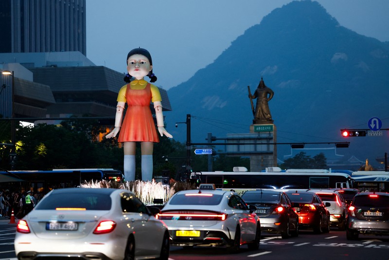 Tokoh-tokoh serial Netflix Squid Game memenuhi jalanan Seoul, Korea Selatan, Sabtu (28/6/2025). (REUTERS/Kim Soo-hyeon) Tokoh-tokoh serial Netflix Squid Game memenuhi jalanan Seoul, Korea Selatan, Sabtu (28/6/2025). (REUTERS/Kim Soo-hyeon)