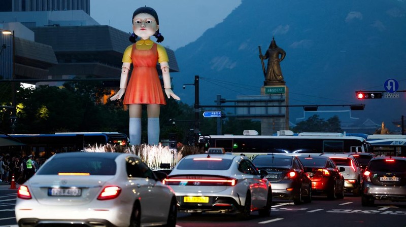 Tokoh-tokoh serial Netflix Squid Game memenuhi jalanan Seoul, Korea Selatan, Sabtu (28/6/2025). (REUTERS/Kim Soo-hyeon)