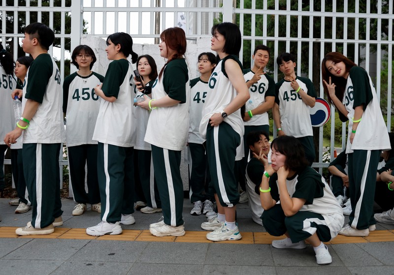 Tokoh-tokoh serial Netflix Squid Game memenuhi jalanan Seoul, Korea Selatan, Sabtu (28/6/2025). (REUTERS/Kim Soo-hyeon) Tokoh-tokoh serial Netflix Squid Game memenuhi jalanan Seoul, Korea Selatan, Sabtu (28/6/2025). (REUTERS/Kim Soo-hyeon)