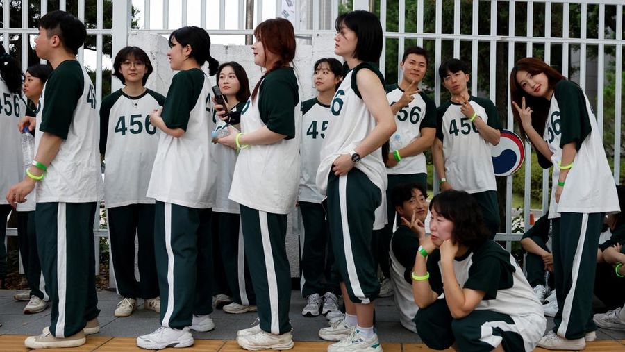 Tokoh-tokoh serial Netflix Squid Game memenuhi jalanan Seoul, Korea Selatan, Sabtu (28/6/2025). (REUTERS/Kim Soo-hyeon)