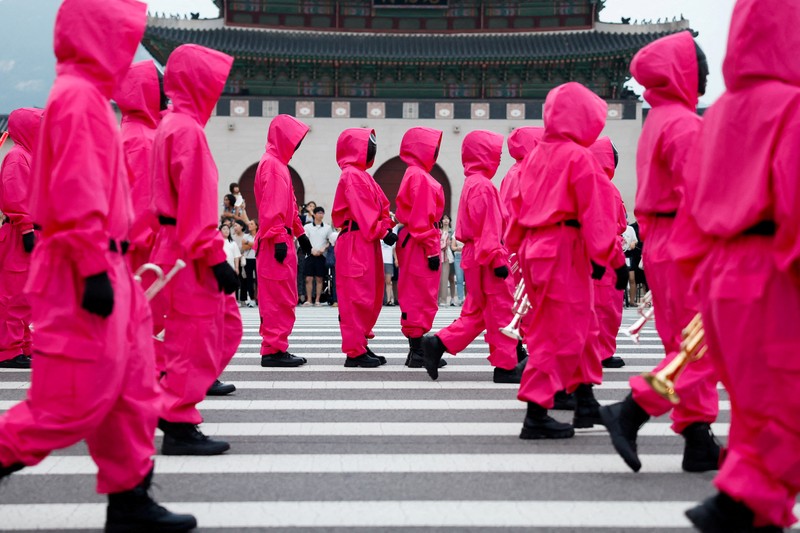 Tokoh-tokoh serial Netflix Squid Game memenuhi jalanan Seoul, Korea Selatan, Sabtu (28/6/2025). (REUTERS/Kim Soo-hyeon)