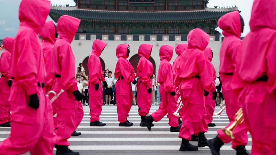 Tokoh-tokoh serial Netflix Squid Game memenuhi jalanan Seoul, Korea Selatan, Sabtu (28/6/2025). (REUTERS/Kim Soo-hyeon)