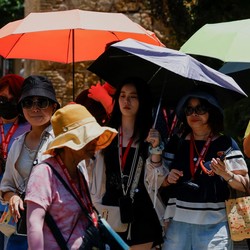 'Neraka Bocor' Hantam Inggris-Spanyol, Suhu Tembus 30 Derajat Celcius