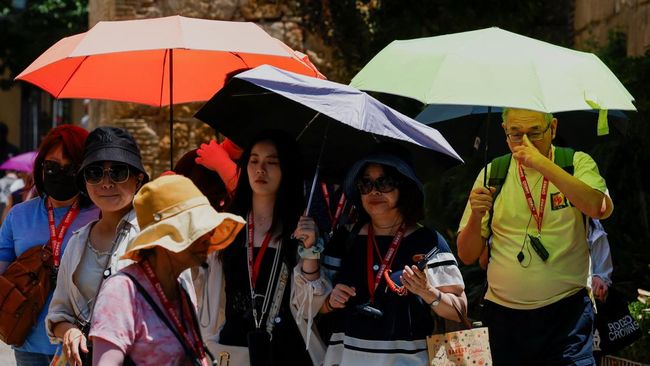 'Neraka Bocor' Hantam Inggris-Spanyol, Suhu Tembus 30 Derajat Celcius
