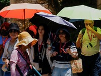 'Neraka Bocor' Hantam Inggris-Spanyol, Suhu Tembus 30 Derajat Celcius