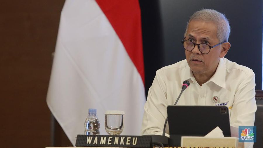 Wakil menteri keuangan, (Wamenkeu) RI Anggito Abimanyu dalam  konferensi pers bersama terkait deregulasi kebijakan impor dan deregulasi kemudahan berusaha di Kementrian Perdagangan, Jakarta, Senin (30/6/2025). (CNBC Indonesia/Muhammad Sabki)