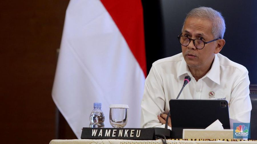 Wakil menteri keuangan, (Wamenkeu) RI Anggito Abimanyu dalam konferensi pers bersama terkait deregulasi kebijakan impor dan deregulasi kemudahan berusaha di Kementrian Perdagangan, Jakarta, Senin (30/6/2025). (CNBC Indonesia/Muhammad Sabki)