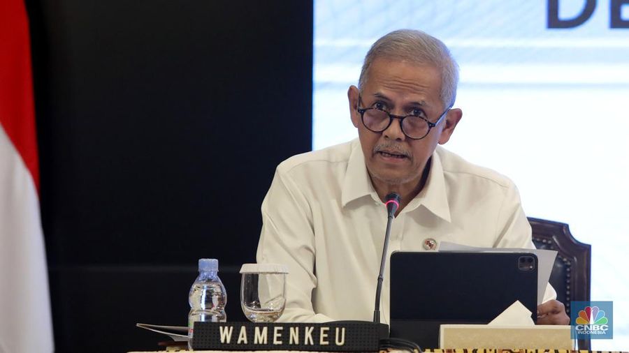 Wakil menteri keuangan, (Wamenkeu) RI Anggito Abimanyu dalam  konferensi pers bersama terkait deregulasi kebijakan impor dan deregulasi kemudahan berusaha di Kementrian Perdagangan, Jakarta, Senin (30/6/2025). (CNBC Indonesia/Muhammad Sabki)