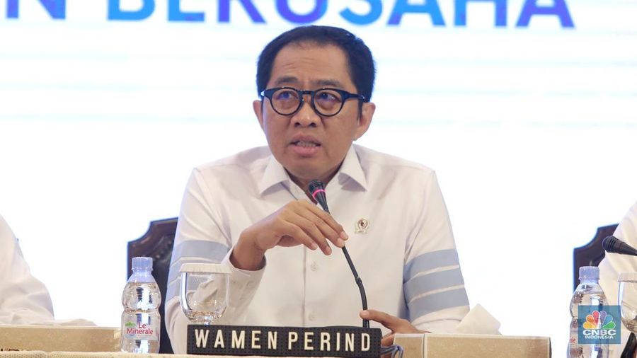 Wakil menteri perindustrian RI, (Wamenperin) Faisol Riza dalam konferensi pers bersama terkait deregulasi kebijakan impor dan deregulasi kemudahan berusaha di Kementrian Perdagangan, Jakarta, Senin (30/6/2025). (CNBC Indonesia/Muhammad Sabki)