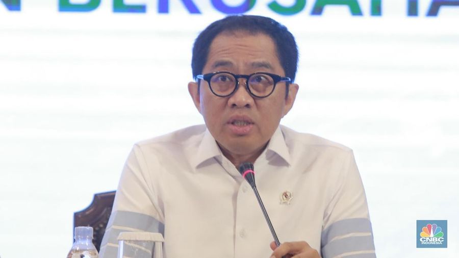 Wakil menteri perindustrian RI, (Wamenperin) Faisol Riza dalam konferensi pers bersama terkait deregulasi kebijakan impor dan deregulasi kemudahan berusaha di Kementrian Perdagangan, Jakarta, Senin (30/6/2025). (CNBC Indonesia/Muhammad Sabki)