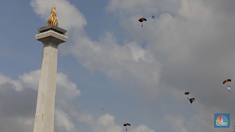 Robot polisi juga ikut serta dalam parade defile Kepolisian Republik Indonesia, saat acara Hari Bhayangkara Ke-79 di Monas, Jakarta Pusat, Selasa (1/7/2025). (CNBC Indonesia/Muhammad Sabki)