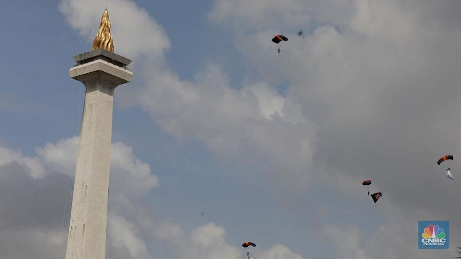 Robot polisi juga ikut serta dalam parade defile Kepolisian Republik Indonesia, saat acara Hari Bhayangkara Ke-79 di Monas, Jakarta Pusat, Selasa (1/7/2025). (CNBC Indonesia/Muhammad Sabki)