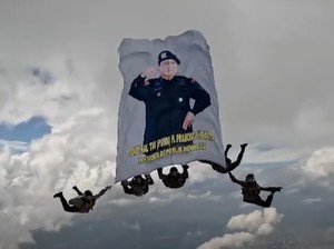 Aksi Polisi Terjun Payung Bentangkan Gambar Prabowo