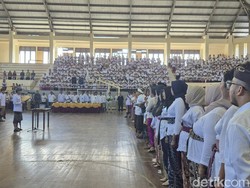 Tukang Sapu di Klungkung Semringah Seusai Dilantik Jadi PPPK Tukang Sapu di Klungkung Semringah Seusai Dilantik Jadi PPPK