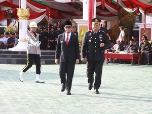 Bupati OKU  Teddy Meilwansyah Pimpin Upacara HUT Bhayangkara ke-79