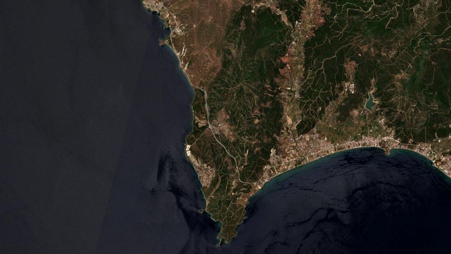Citra satelit menunjukkan asap mengepul akibat kebakaran di Provinsi Hatay, Turki, 30 Juni 2025. (European Union/Copernicus Sentinel-2/Handout via REUTERS)