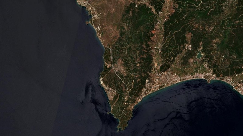 Citra satelit menunjukkan asap mengepul akibat kebakaran di Provinsi Hatay, Turki, 30 Juni 2025. (European Union/Copernicus Sentinel-2/Handout via REUTERS)