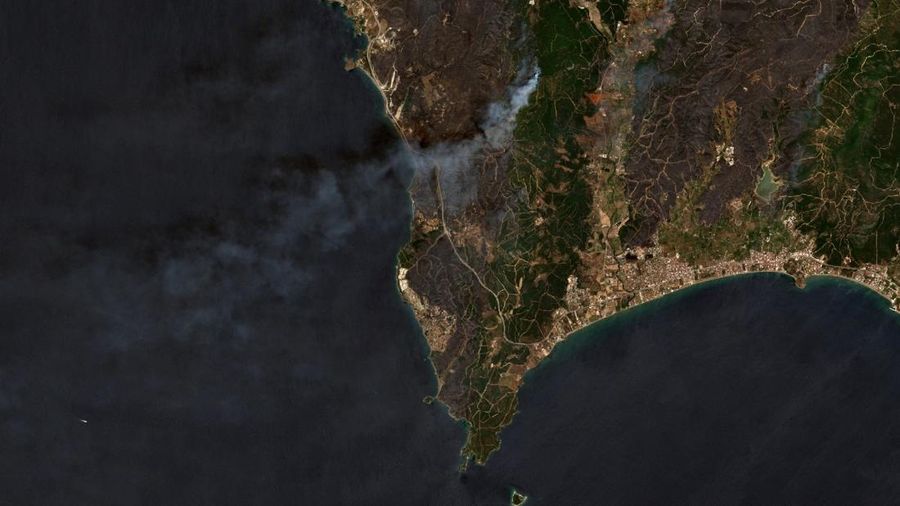 Citra satelit menunjukkan asap mengepul akibat kebakaran di Provinsi Hatay, Turki, 30 Juni 2025. (European Union/Copernicus Sentinel-2/Handout via REUTERS)