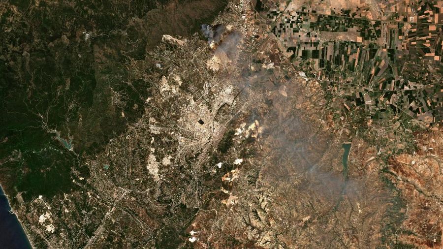 Citra satelit menunjukkan asap mengepul akibat kebakaran di Provinsi Hatay, Turki, 30 Juni 2025. (European Union/Copernicus Sentinel-2/Handout via REUTERS)