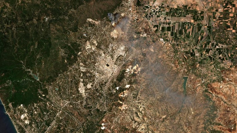 Citra satelit menunjukkan asap mengepul akibat kebakaran di Provinsi Hatay, Turki, 30 Juni 2025. (European Union/Copernicus Sentinel-2/Handout via REUTERS)