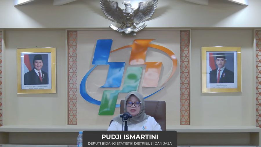 Deputi Bidang Statistik Distribusi dan Jasa, Pudji Ismartini saat memberikan keterangan rilis BPS, Selasa (1/7/2025). (Tangkapan Layar Youtube/BPS Statistic)
