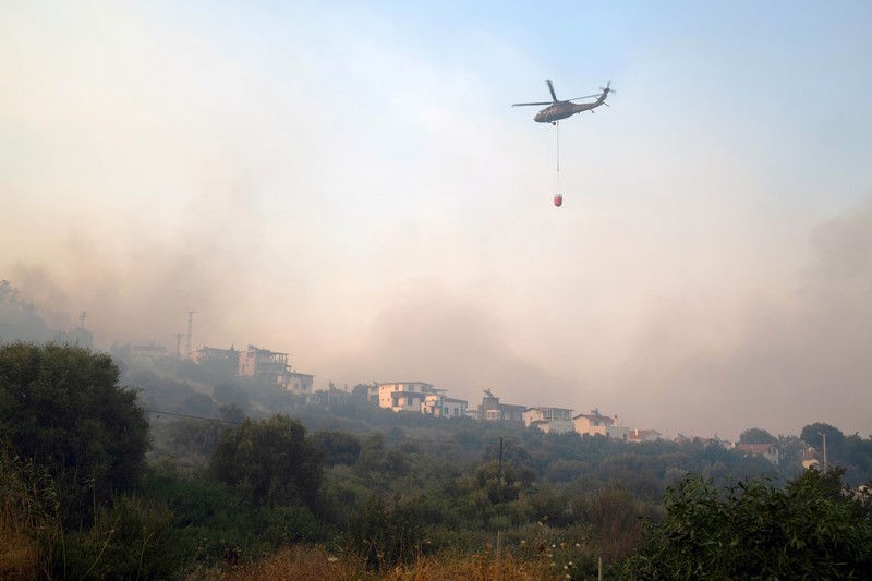 Kebakaran hutan melanda dekat rumah-rumah di Hatay, Turki pada Senin malam (30 Juni), dan warga dievakuasi menurut keterangan pejabat. Kebakaran hutan melanda dekat rumah-rumah di Hatay, Turki pada Senin malam (30 Juni), dan warga dievakuasi menurut keterangan pejabat. (Tangkapan Layar Video Reuters/IHA)