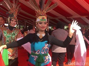 Momen HUT Bhayangkara Kalteng yang Kental Budaya Dayak