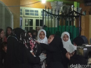 Isak Tangis Keluarga Iringi Pemakaman Hamdan ATT
