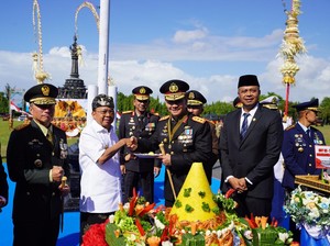 Hadiah Tumpeng dari Forkopimda untuk Kapolda Bali di Hari Bhayangkara ke-79