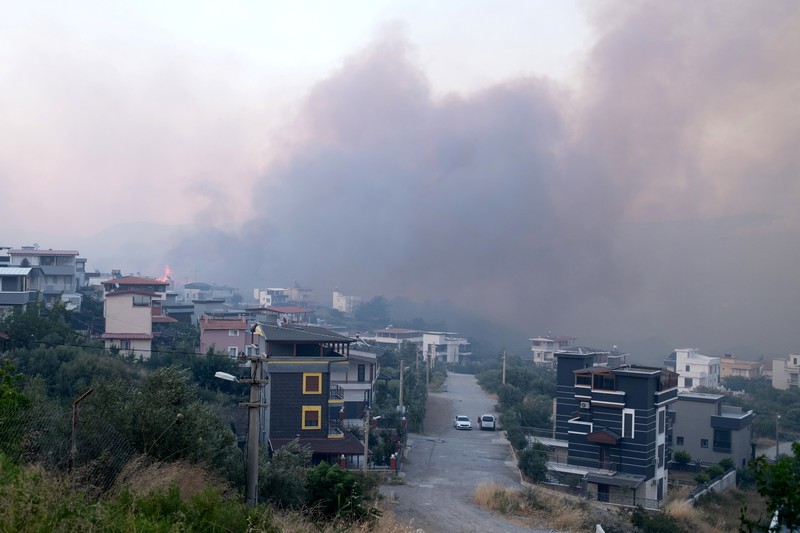 Kebakaran hutan melanda dekat rumah-rumah di Hatay, Turki pada Senin malam (30 Juni), dan warga dievakuasi menurut keterangan pejabat. Kebakaran hutan melanda dekat rumah-rumah di Hatay, Turki pada Senin malam (30 Juni), dan warga dievakuasi menurut keterangan pejabat. (Tangkapan Layar Video Reuters/IHA)