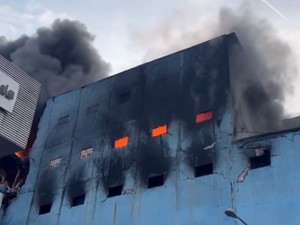 Video Kebakaran Gudang Ban di Bekasi, Api Diduga dari Percikan Las
