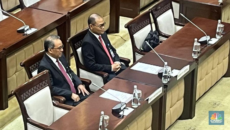 Komisi XI  DPR RI Menggelar Fit and Proper Test Calon Deputi Gubernur Bank Indonesia Periode Tahun 2025 – 2030, atas nama Ricky P. Gozali dan Dicky Kartikoyono. (CNBC Indonesia/Romys Binekasri)