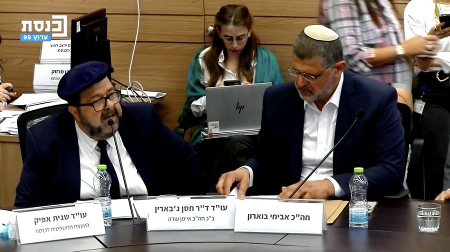 Komite DPR Knesset memberikan suara 14-2 pada Senin (30/6) untuk menyetujui pemecatan Ayman Odeh, ketua partai Hadash-Ta’al, setelah ia mengeluarkan pernyataan kontroversial yang dianggap menyamakan sandera Israel dengan tahanan Palestina. (Tangkapan Layar Video Reuters/KNESSET CHANNEL)