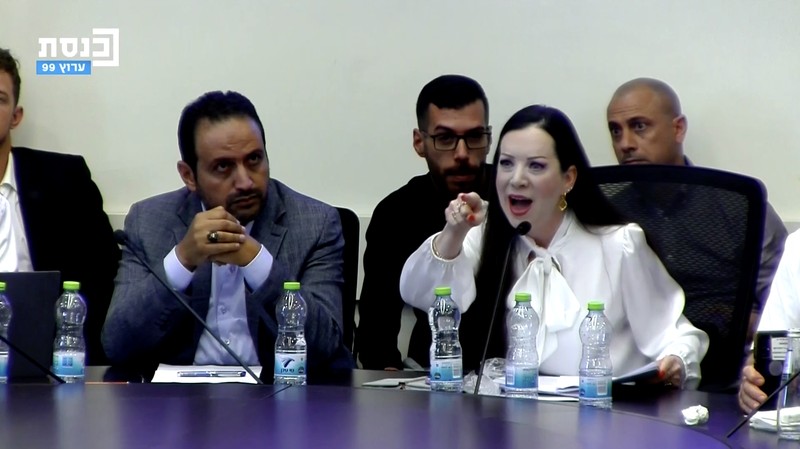 Komite DPR Knesset memberikan suara 14-2 pada Senin (30/6) untuk menyetujui pemecatan Ayman Odeh, ketua partai Hadash-Ta’al, setelah ia mengeluarkan pernyataan kontroversial yang dianggap menyamakan sandera Israel dengan tahanan Palestina. (Tangkapan Layar Video Reuters/KNESSET CHANNEL)