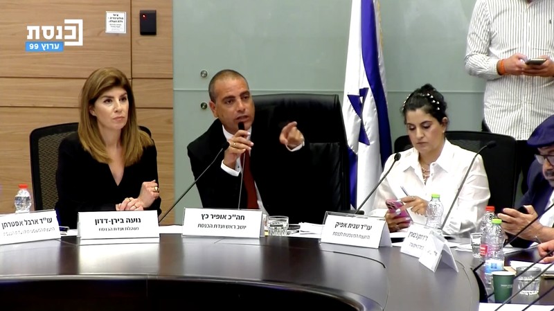Komite DPR Knesset memberikan suara 14-2 pada Senin (30/6) untuk menyetujui pemecatan Ayman Odeh, ketua partai Hadash-Ta’al, setelah ia mengeluarkan pernyataan kontroversial yang dianggap menyamakan sandera Israel dengan tahanan Palestina. Komite DPR Knesset memberikan suara 14-2 pada Senin (30/6) untuk menyetujui pemecatan Ayman Odeh, ketua partai Hadash-Ta’al, setelah ia mengeluarkan pernyataan kontroversial yang dianggap menyamakan sandera Israel dengan tahanan Palestina. (Tangkapan Layar Video Reuters/KNESSET CHANNEL)