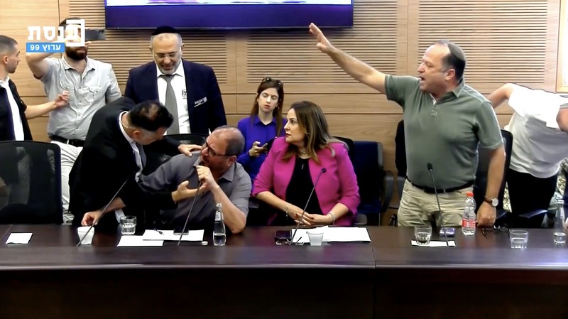 Komite DPR Knesset memberikan suara 14-2 pada Senin (30/6) untuk menyetujui pemecatan Ayman Odeh, ketua partai Hadash-Ta’al, setelah ia mengeluarkan pernyataan kontroversial yang dianggap menyamakan sandera Israel dengan tahanan Palestina. Komite DPR Knesset memberikan suara 14-2 pada Senin (30/6) untuk menyetujui pemecatan Ayman Odeh, ketua partai Hadash-Ta’al, setelah ia mengeluarkan pernyataan kontroversial yang dianggap menyamakan sandera Israel dengan tahanan Palestina. (Tangkapan Layar Video Reuters/KNESSET CHANNEL)